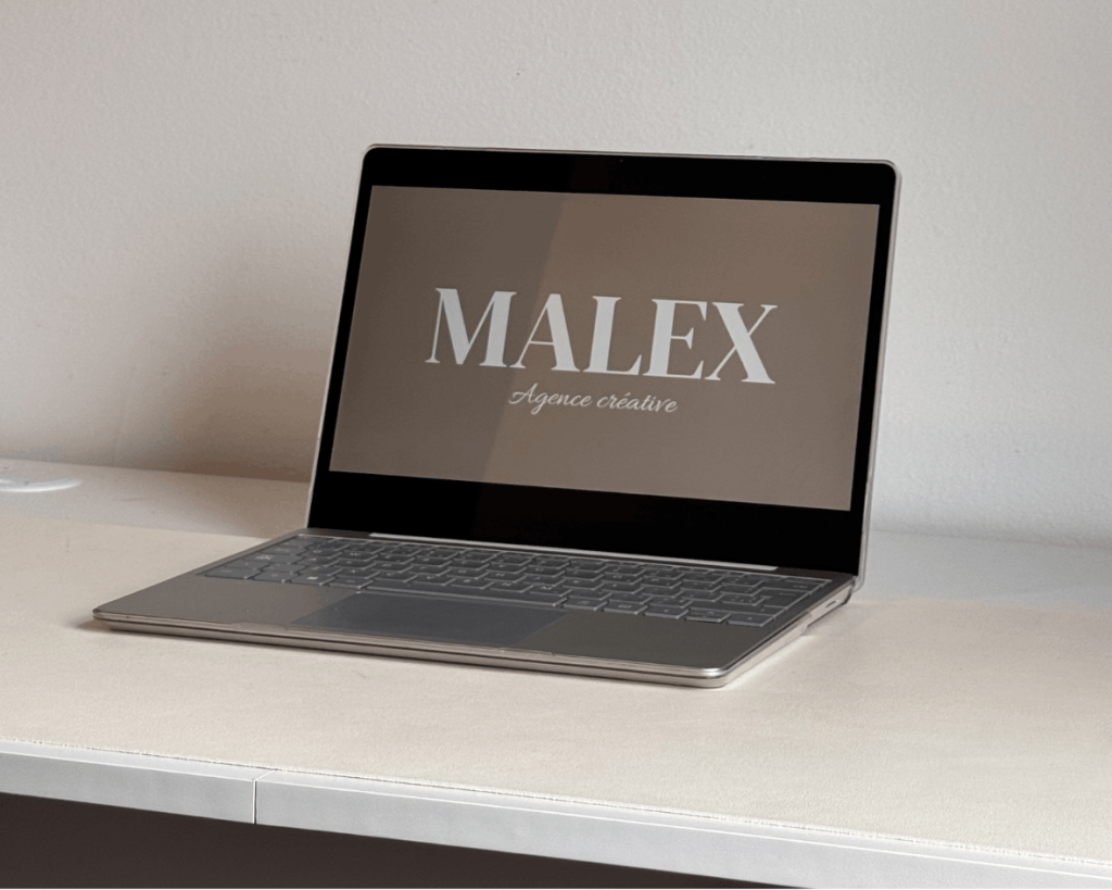 ordinateur avec logo de l'agence de marketing malex
