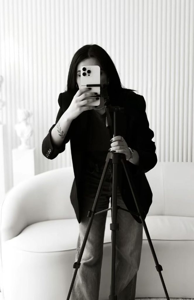 femme qui prend une video a l'aide d'un trepied
