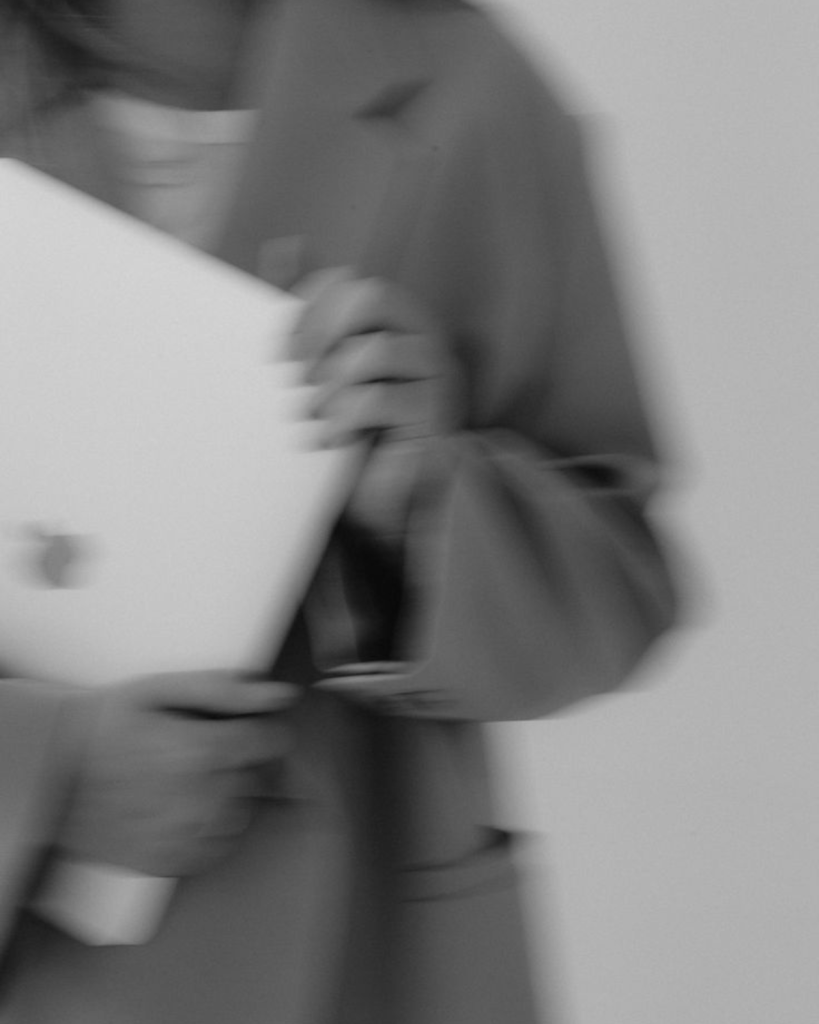 femme qui tiens sont macbook photo en noir et blanc