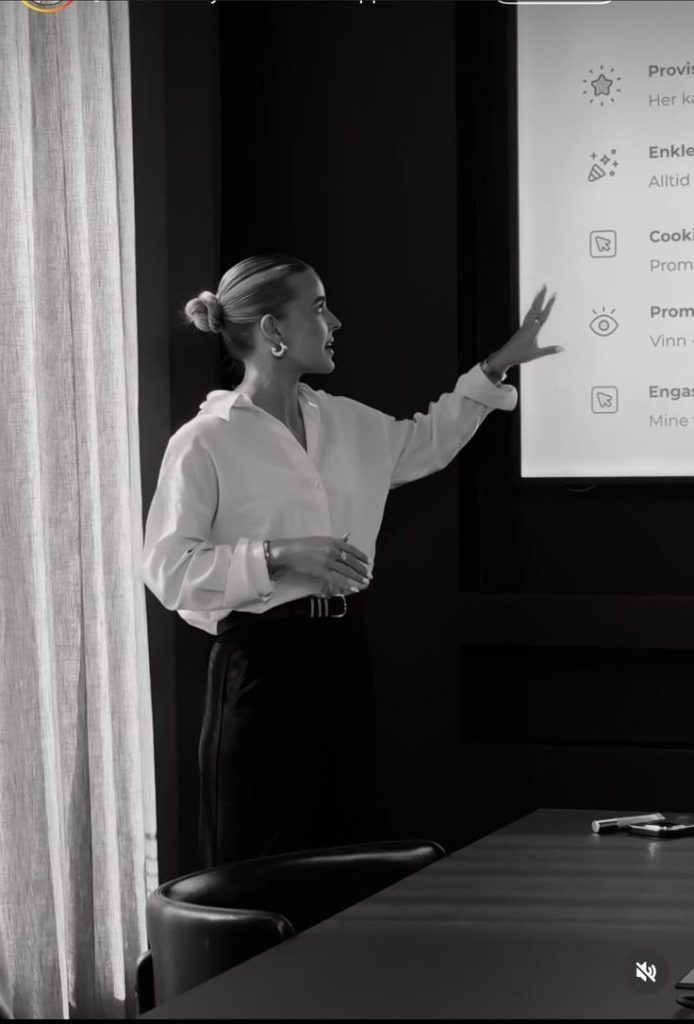 femme qui donne une formation en noir et balnc